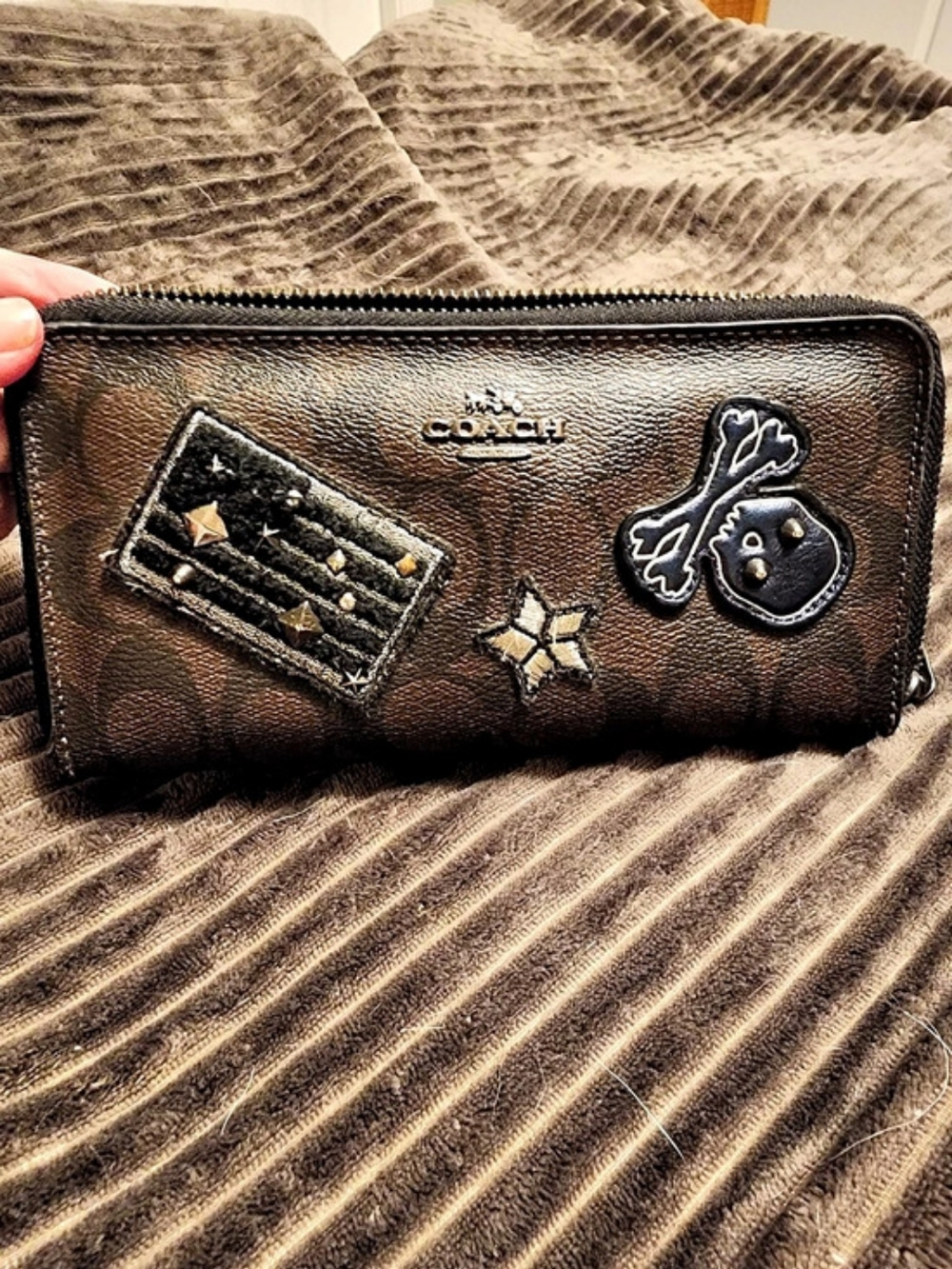 Coach Signature Canvas Skull Patch Accordion Zip Wallet Brown & Black
